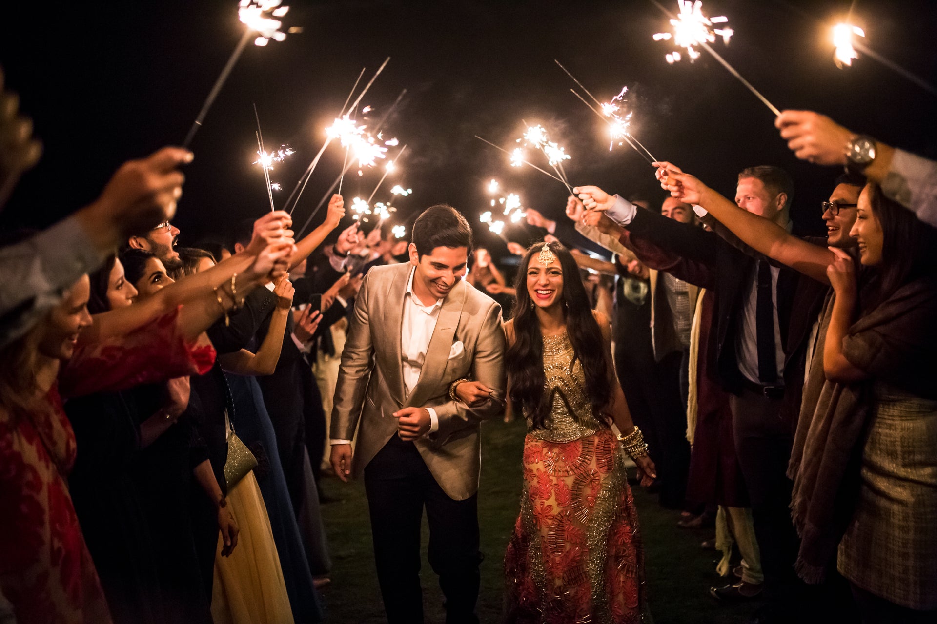 Bengalas en la boda de los recién casados en manos de alegres
